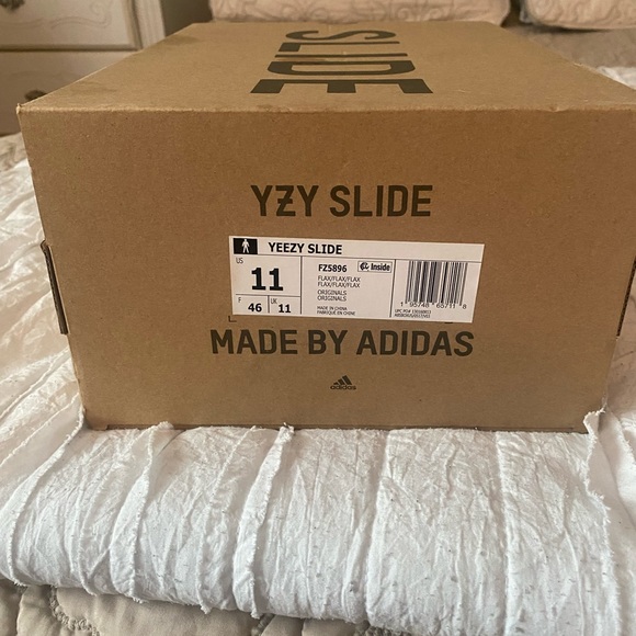 Yeezy Slides - Picture 4 of 4